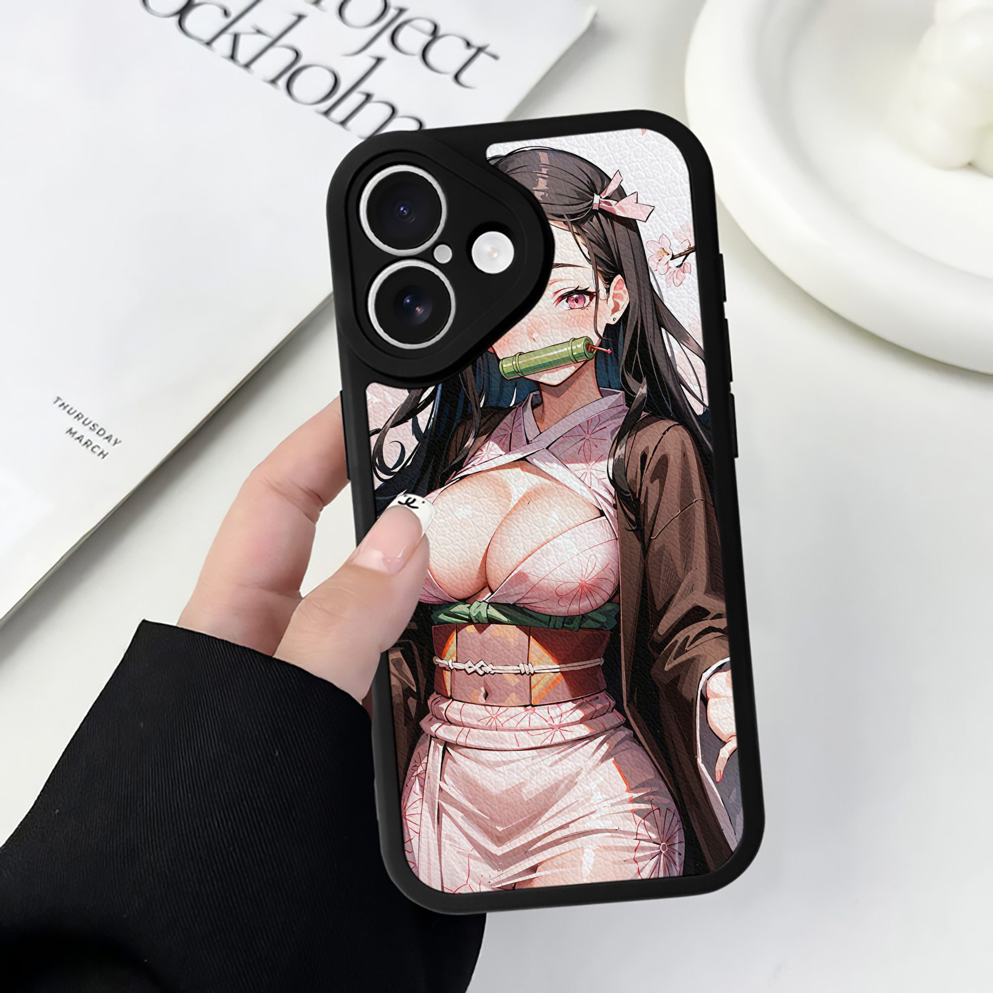 （画像用） 鬼滅の刃（きめつのやいば）竈門 禰󠄀豆子／かまど ねずこ Kamado Nezuko 【iPhone 16シリーズ対応】シリコンスマホケース（レザー調） 材質：シリコン